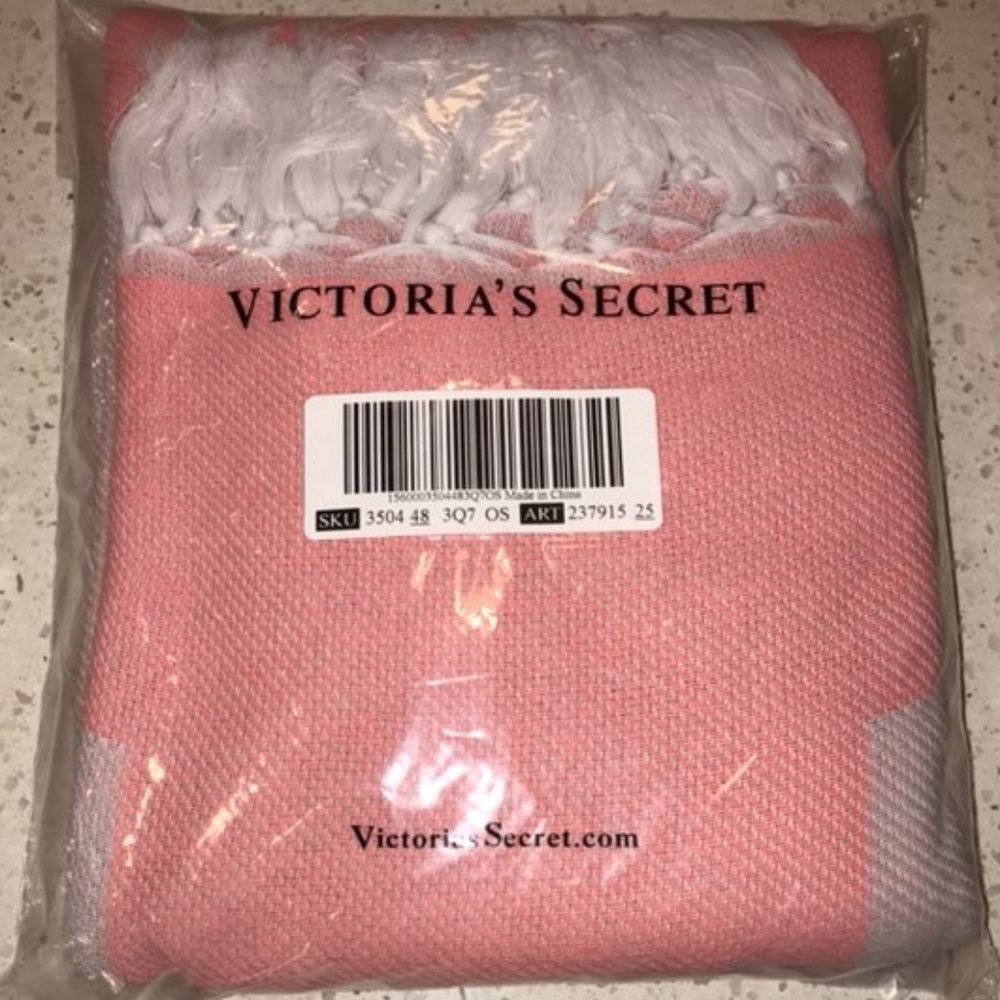 VS PINK Blanket Festival Beach Fringe - Picture 3 of 6